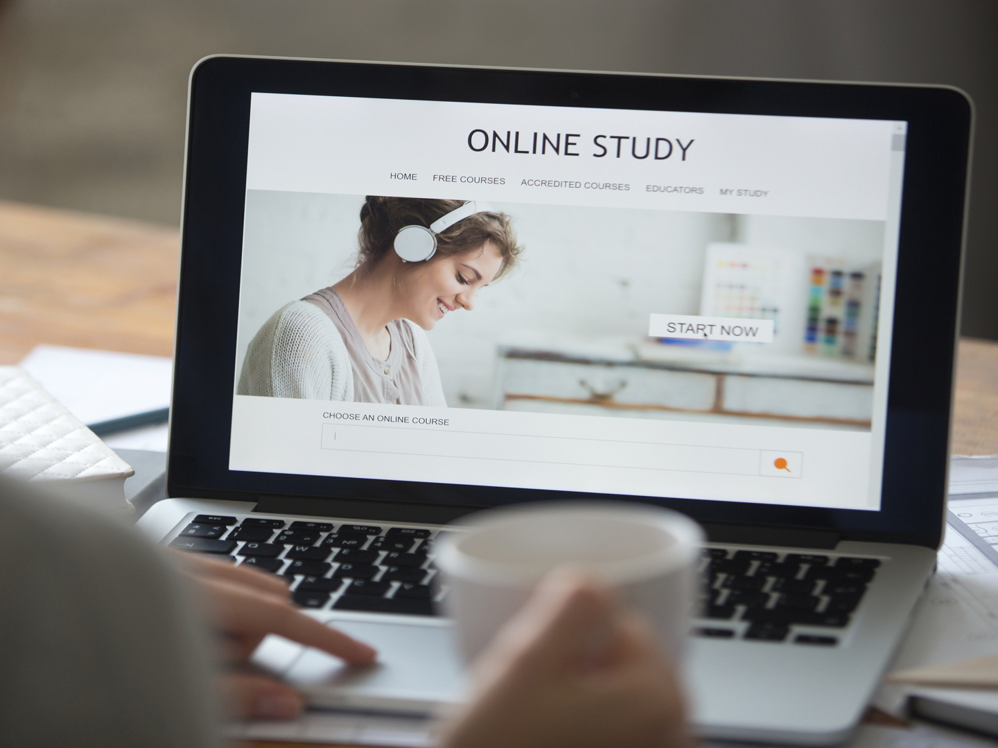 Ein Student der Franke Akademie nutzt einen Laptop, um online zu lernen.